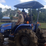 Tingkatkan Produktivitas, Mahasiswa Polbangtan Kementan Olah Tanah Dengan Traktor Roda 4